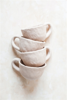 Photo of pinch pot mugs by Diana Light on Unsplash